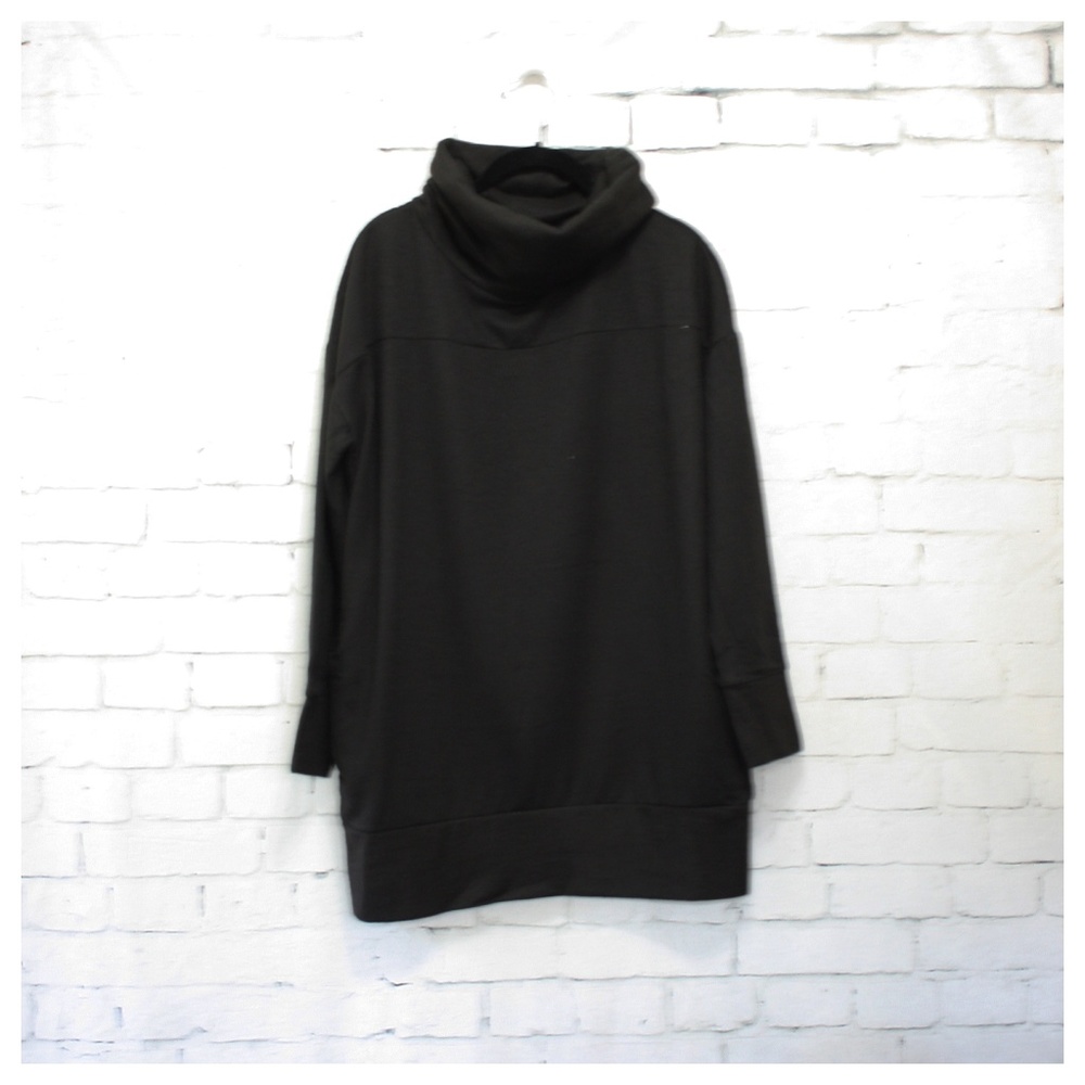 🦋MAKE AN OFFER!🦋
Black Cowl Sweater Sweatshirt - Picture 2 of 2
